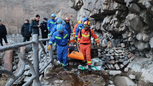 爬山探险被困黄陂大顶山 民警消防连夜解救11名“驴友”