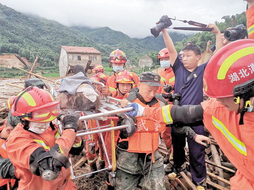 地震已致甘青两省111人遇难，1440名消防救援人员赶赴灾区救援