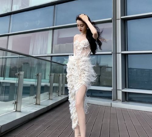 短剧踹翻渣男后，首富千金马甲藏不住了免费在线观看_踹掉渣男被豪门大佬盯上--第1张