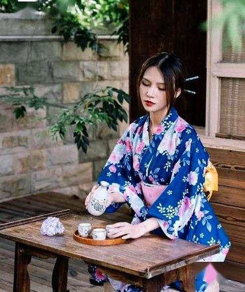 热播短剧谁摘了傅总的蔷薇免费在线观看_谁摘了我的花--第1张