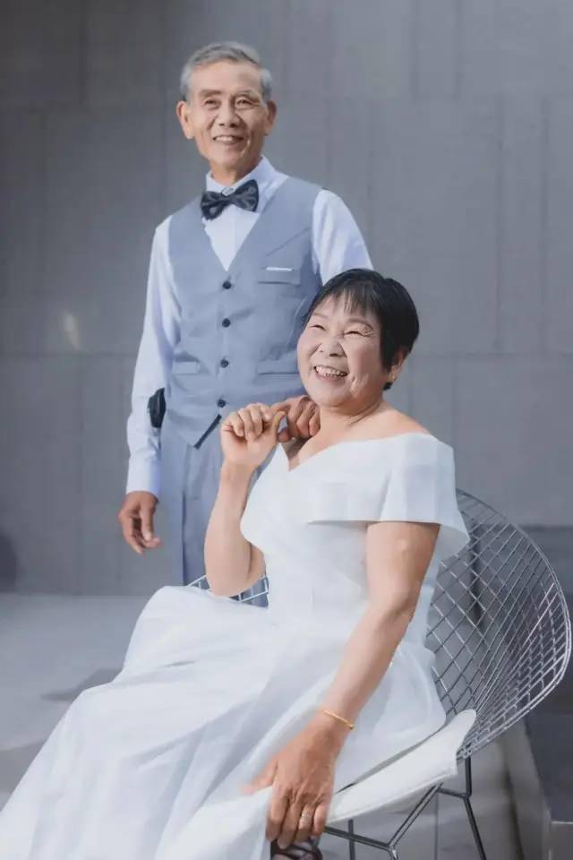 短剧重生从前女友婚礼开始重生从被女儿赶出家门开始全集观看_重生前女友婚礼唱特别的爱给特别的你小说--第1张