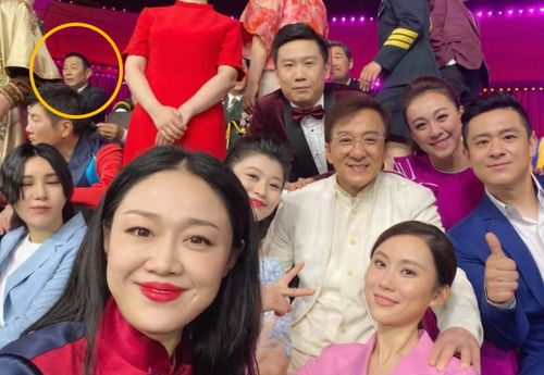 短剧六年后她携三宝炸翻全场短剧完整版 短剧六年后她携三宝炸翻全场--第1张