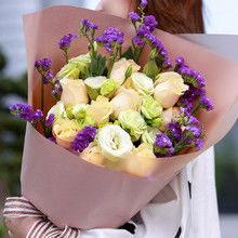  朋友送什么花，朋友送百合花最合适。百合花具有高贵、纯洁的意思，非常适合送给朋友。--第1张