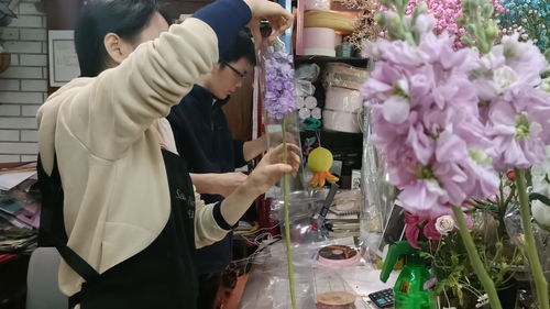  花店里一支玫瑰花多少钱，花店里一支玫瑰花多少钱，一支玫瑰花的价格取决于花店和玫瑰花的品种。--第1张