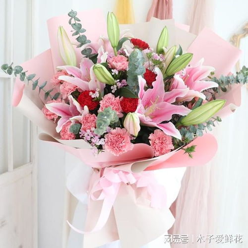  适合送给母亲的花，适合送给母亲的花有，康乃馨、萱草、百合花、马蹄莲、向日葵等。--第1张