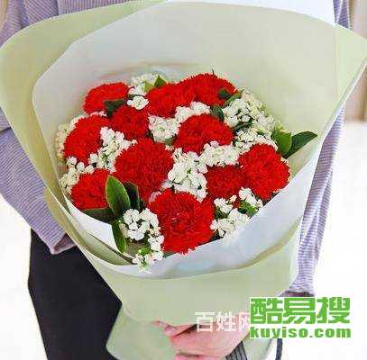  给老师的花束送什么花，给老师送花束可以选择康乃馨、百合花、剑兰、太阳花等，可以表达对老师的尊敬和感激之情。--第1张