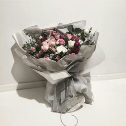  情人节送几朵玫瑰花合适？，情人节送玫瑰花的数量建议，适量即可，建议选择9朵、11朵或33朵玫瑰花，寓意着长长久久、一心一意或爱你三生三世。--第1张