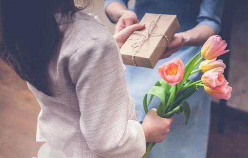  友情送什么花合适女生，友情送花给女生可以选择康乃馨、百合花、马蹄莲、郁金香等，具体可以根据女生的喜好来选择。--第1张