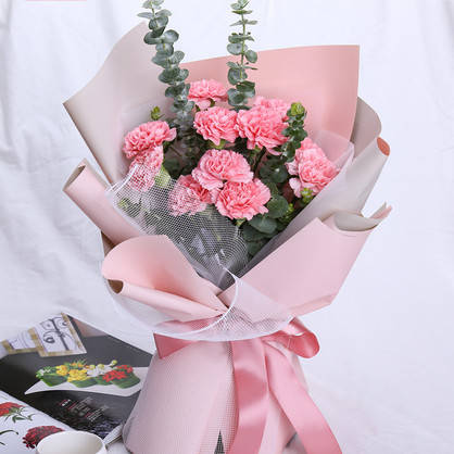  父亲节买什么花最好，父亲节送向日葵花最合适。向日葵代表阳光和热情，非常符合父亲的形象，而且它还寓意着默默付出和永远追逐光明，非常适合送给父亲。--第1张