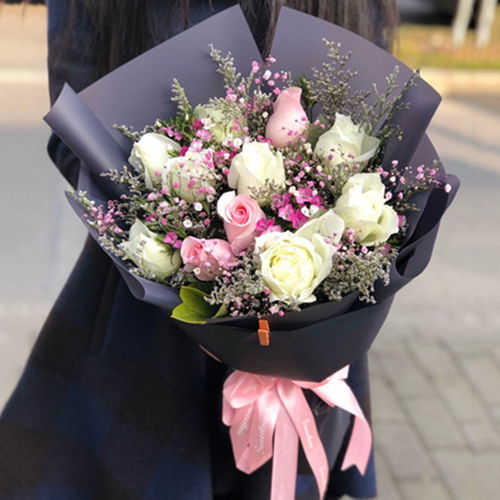  女性朋友送什么花合适，女性朋友适合送的花有，粉色玫瑰花、百合花、马蹄莲、郁金香、满天星等。--第1张