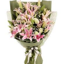  妹妹过生日送鲜花送什么花，妹妹过生日送鲜花可以选择这些花，生日花束、玫瑰花束、康乃馨花束、百合花束、马蹄莲花束、郁金香花束等。具体选择哪种花束，可以根据妹妹的喜好和兴趣来决定。--第1张