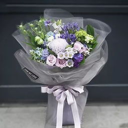  常见花束里面都有什么花，常见的花束里面都有玫瑰花、康乃馨、百合花、郁金香、马蹄莲、向日葵等。--第1张