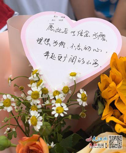  鲜花祝福语卡片简短，温馨鲜花祝福语卡片，愿你生活如花般绚烂--第1张