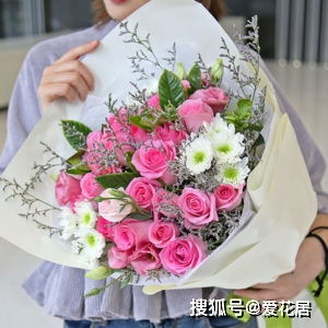  姐姐过生日送什么花，姐姐过生日送百合花最合适。百合花寓意着祝福和感激，送给姐姐可以表达对她的感激和爱意，同时百合花也代表着纯洁和高雅，可以送给姐姐表达她在你心中的地位。--第1张