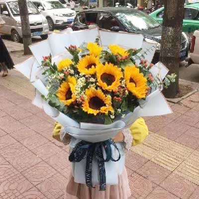  父亲节送花送什么花，父亲节送花可以选择向日葵、太阳花、百合花、剑兰等，表达对父亲的敬爱和感激。--第1张