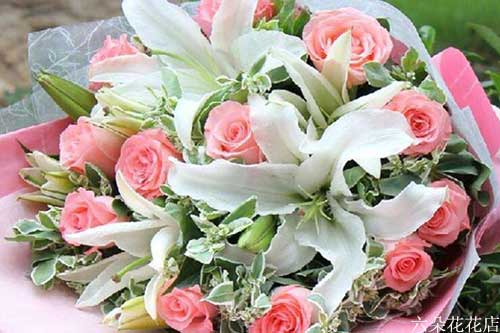  女朋友过生日送什么花，女朋友过生日送什么花，玫瑰花束--第1张