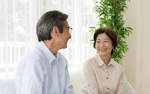  短剧逃婚后被豪门大佬捡回家全集观看，一场浪漫的邂逅，浪漫邂逅，逃婚后被豪门大佬捡回家全集观看--第1张
