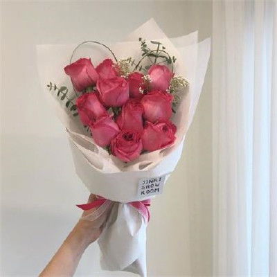  送男生什么花好？纯洁友谊，送男生纯洁友谊花推荐，百合。百合花寓意着纯洁的友谊，适合送给男生。--第1张