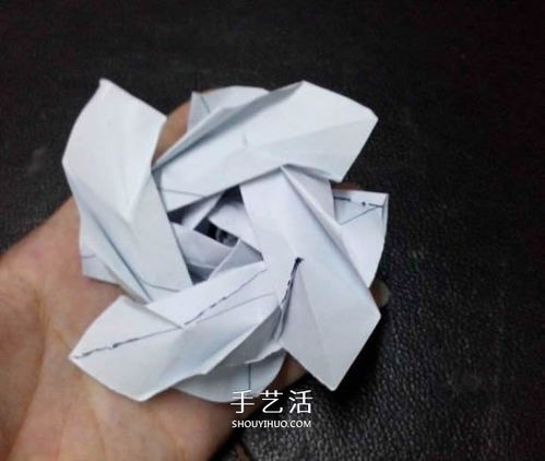  纸玫瑰花的折法步骤图，纸玫瑰花的简单折法步骤图解--第1张