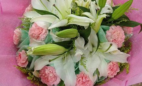  百合花与康乃馨的交织，情感与象征的完美融合--第1张