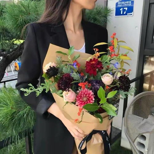 手捧鲜花图片  手捧鲜花图片，传递爱与美好的象征，鲜花传递爱与美好，手捧鲜花图片赏析--第1张