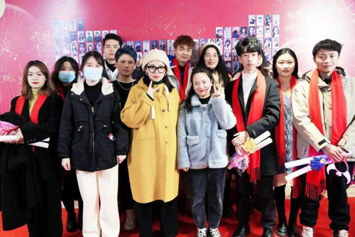 六年后她携三宝炸翻全场短剧资讯  六年后她携三宝炸翻全场，六年后她携三宝炸翻全场，短剧资讯--第1张