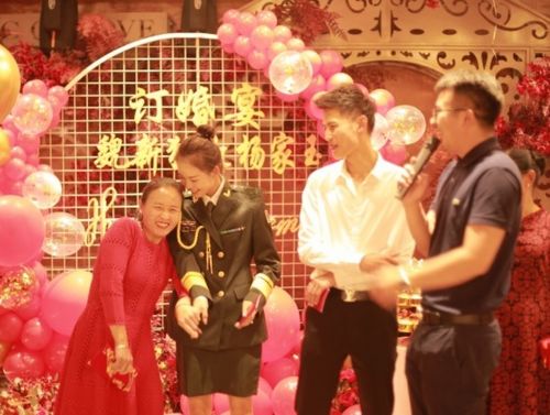 订婚宴上我被三大女神抢疯了--第1张
