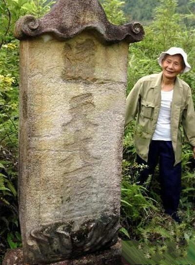 薄夜爵她若死了,你来陪葬 她死后薄爷跪在墓碑前哭成狗短剧观看平台--第1张